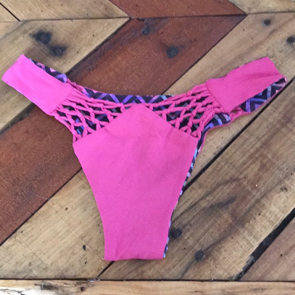San Lorenzo reversible V cut bottoms size small